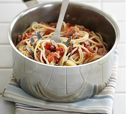 Spaghetti with tomato, chilli & tuna salsa