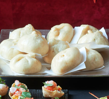 Bao buns with spicy pork