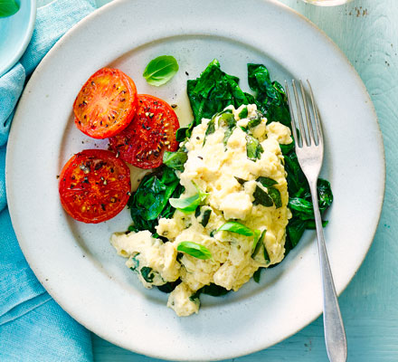 Scrambled eggs with basil, spinach & tomatoes