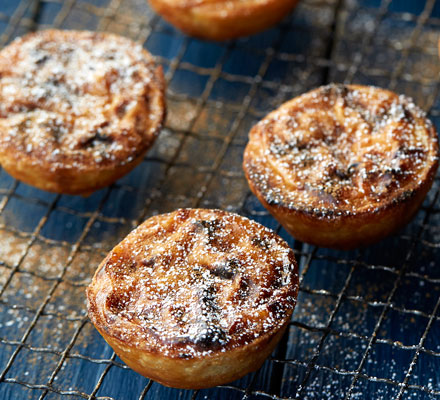 Pastéis de nata (Portuguese custard tarts)