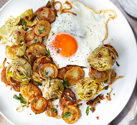 Sautéed artichokes, potatoes & egg