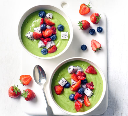 Green rainbow smoothie bowl