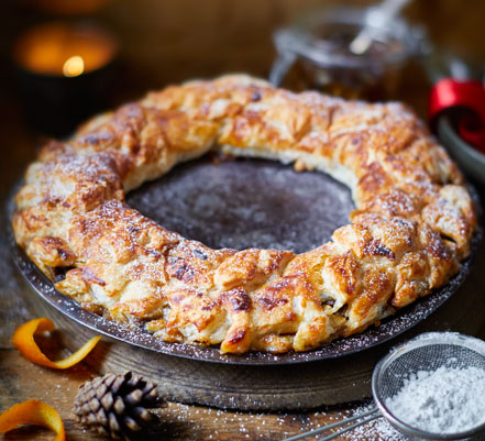 Mincemeat, apple & marzipan wreath