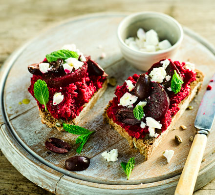 Beetroot hummus toasts with olives & mint