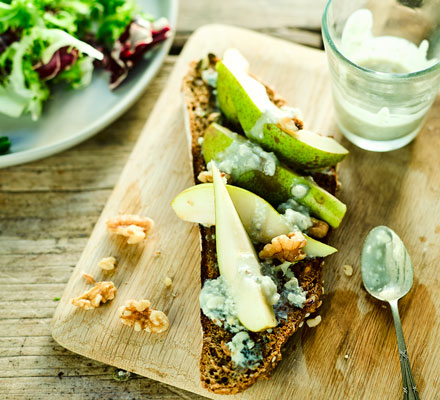 Toasted soda bread with blue cheese & pear