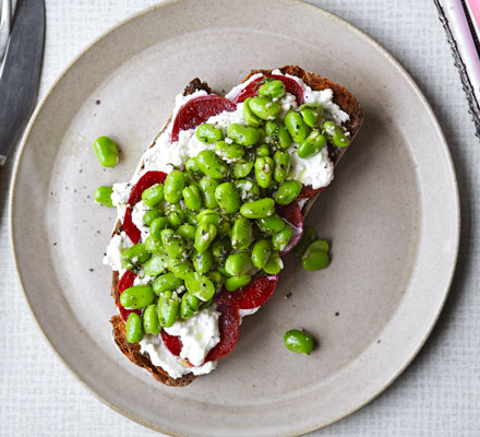 Feta toast with minty beans