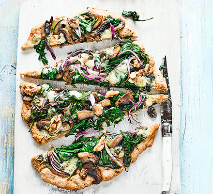 Spinach & blue cheese pizza