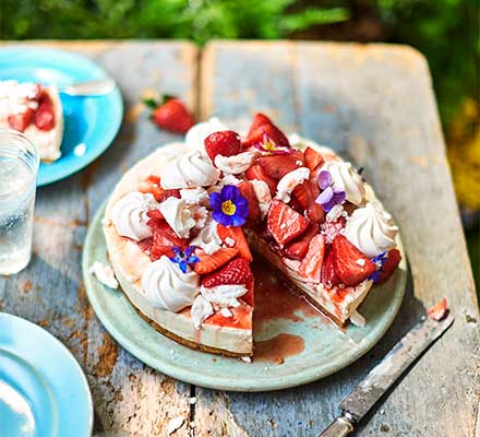 Eton mess cheesecake