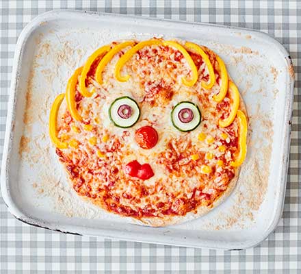 Toddler recipe: homemade pizza with veggie faces