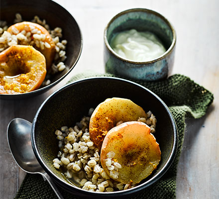 Slow cooker spiced apples with barley