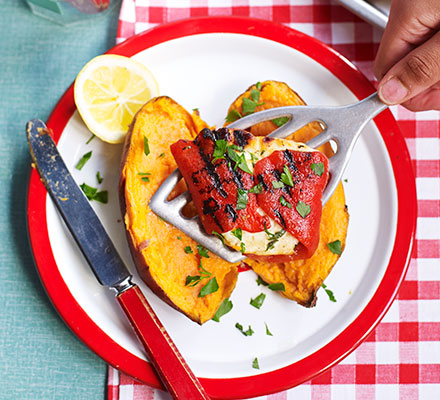 Sweet potatoes with red pepper & halloumi