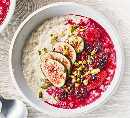 Porridge with quick berry compote, figs & pistachios