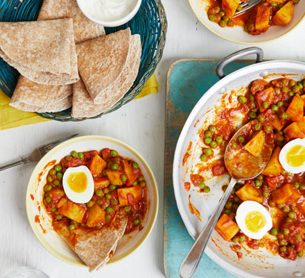 Potato, pea & egg curry rotis