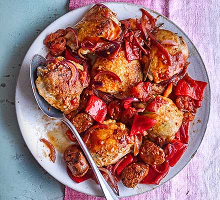 Hot chicken with sausages, tomatoes & peppers