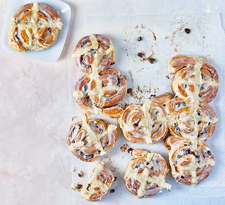 Hot cross cinnamon buns