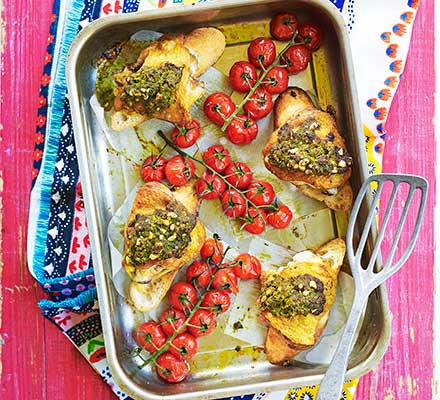 Chicken, baguette & tomatoes with pesto