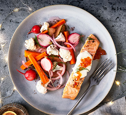 Smoked salmon fillets with dill-pickled vegetables, crème fraîche & salmon roe