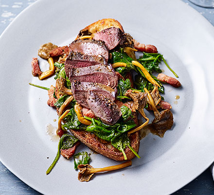 One-pan pigeon breast with spinach & bacon