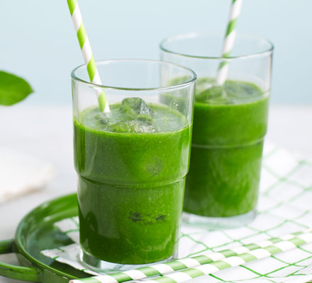 Low-sugar lime & basil green juice