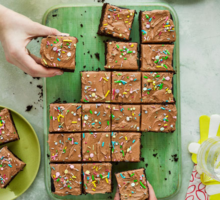 Vegan chocolate party traybake