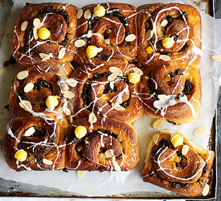 Simnel share ’n’ tear buns