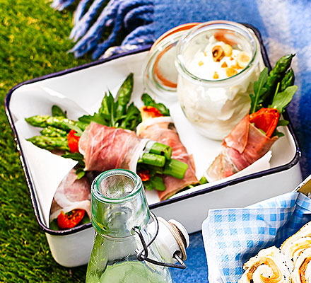 Asparagus & prosciutto bundles with goat’s cheese & hazelnut dip