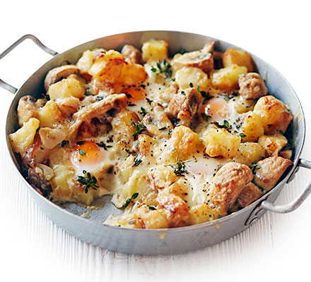 Baked eggs with potatoes, mushrooms & cheese