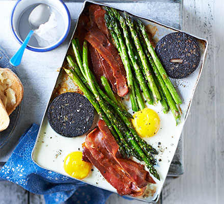 Big breakfast with asparagus