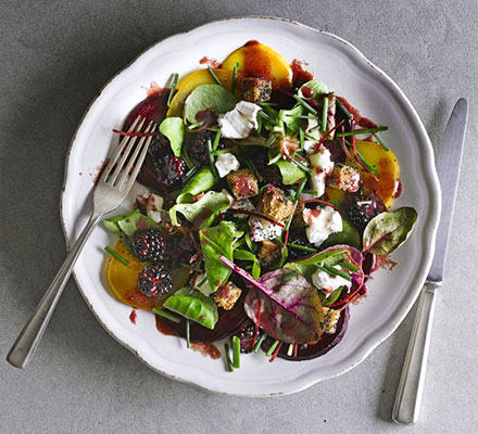 Blackberry, beetroot & goat’s cheese salad with poppy seed croutons