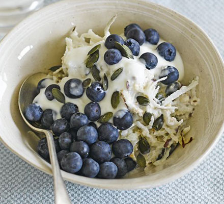 Pear & blueberry breakfast bowl