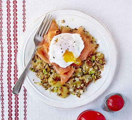 Poached eggs with smoked salmon and bubble & squeak