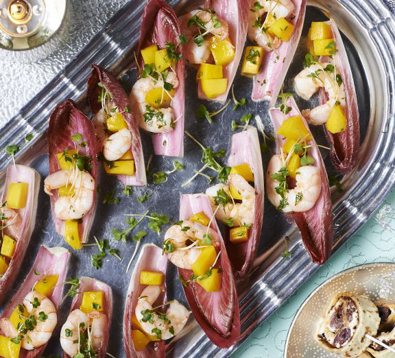 Chicory cups with prawns & mango