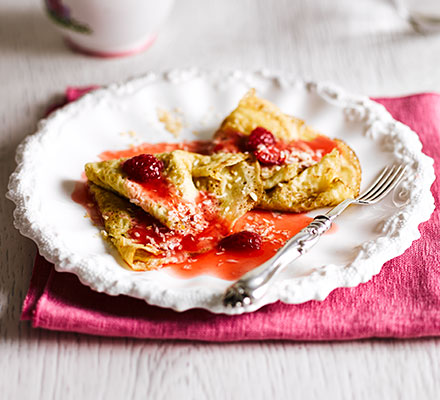 Coconut crêpes with raspberry sauce