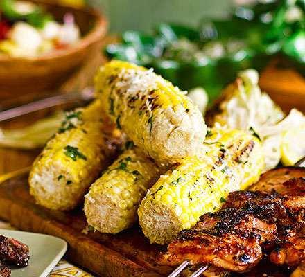 Grilled corn with garlic mayo & grated cheese