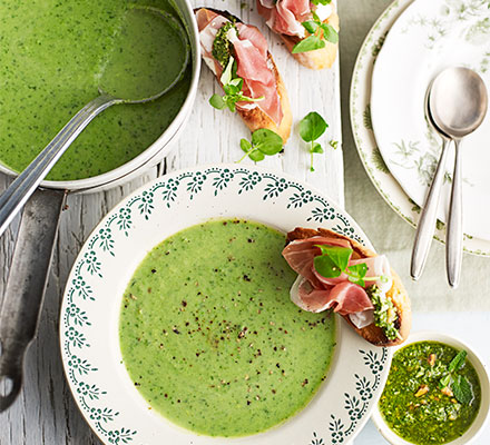 Creamy spring soup with goat’s cheese & prosciutto toasts