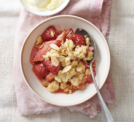 Strawberry & rhubarb crumble