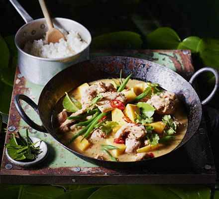 Chicken curry with lime leaf, lemongrass & mango