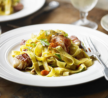 Fettuccine with seared scallops & prosciutto