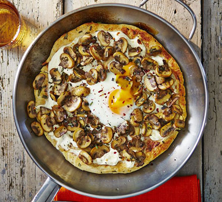Frying pan pizza bianco with mushrooms & egg