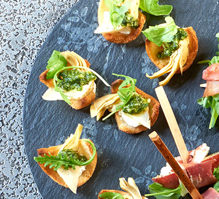 Mini crostini with goat’s cheese & artichokes