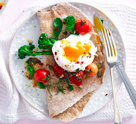Poached eggs with broccoli, tomatoes & wholemeal flatbread