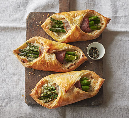 Creamy asparagus puffs