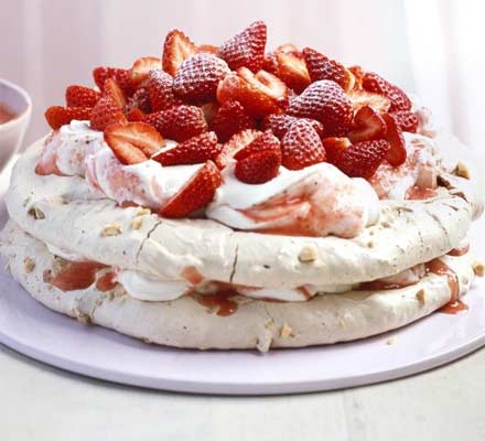 Praline meringue cake with strawberries