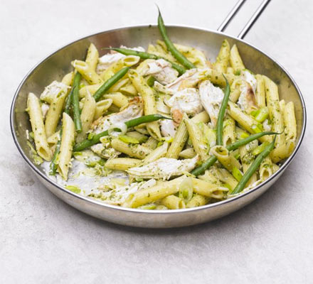 Creamy chicken & green bean pesto pasta