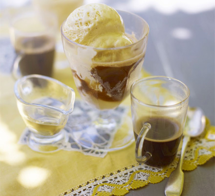 Affogato al caffè (Vanilla ice cream & coffee)