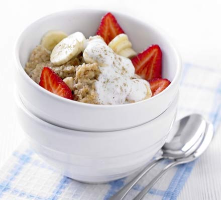 Cinnamon porridge with banana & berries