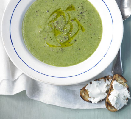 Rocket & courgette soup with goat’s cheese croutons