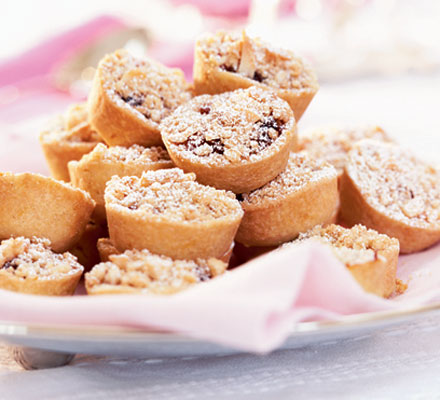 Mini mincemeat crumble pies