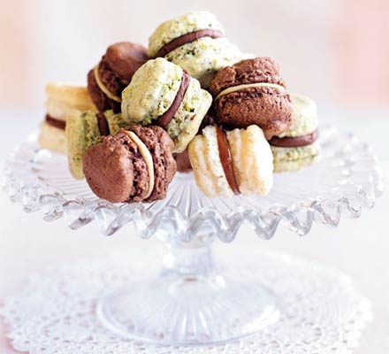 Mini pistachio & chocolate macaroons