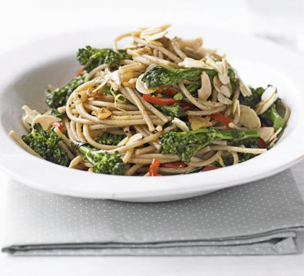 Wholewheat pasta with broccoli & almonds